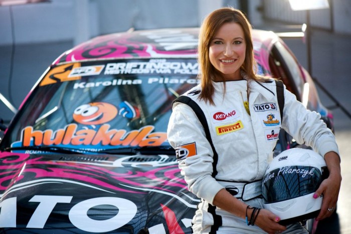 Karolina Pilarczyk pokazuje na czym polega drifting w Assetto Corsa