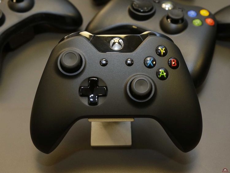 Major Nelson prezentuje zawarto pudeka konsoli Xbox One